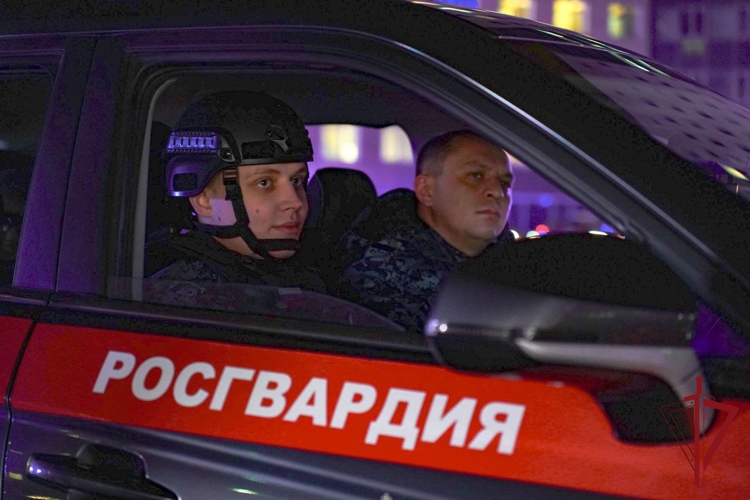 Сотрудники вневедомственной охраны Росгвардии провели флешмоб, посвященный Году единства народов России