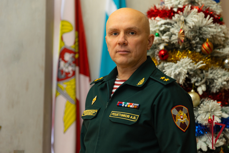 Командующий Восточным округом Росгвардии генерал-лейтенант Александр Решетников поздравил личный состав с наступающим Новым годом и Рождеством