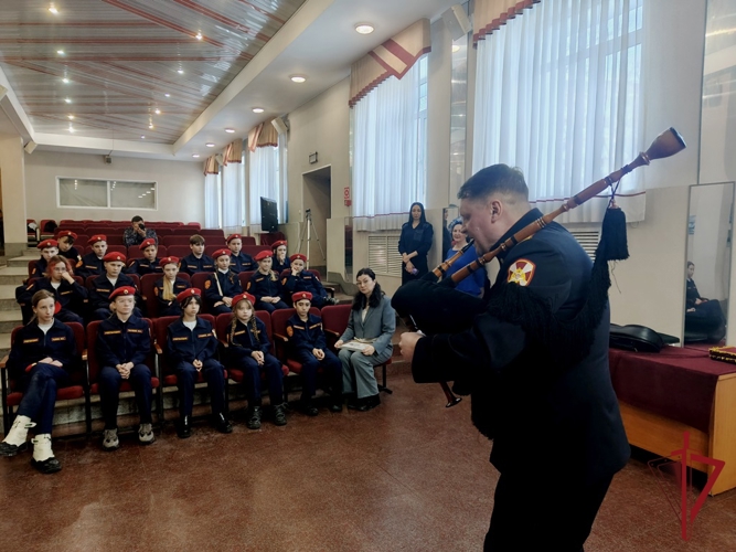 Уникальный мастер-класс провели военные музыканты Росгвардии для кадетов из Владивостока  
