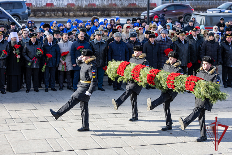 Врио начальника Управления Росгвардии по Приморскому краю возложил цветы к Вечному огню во Владивостоке