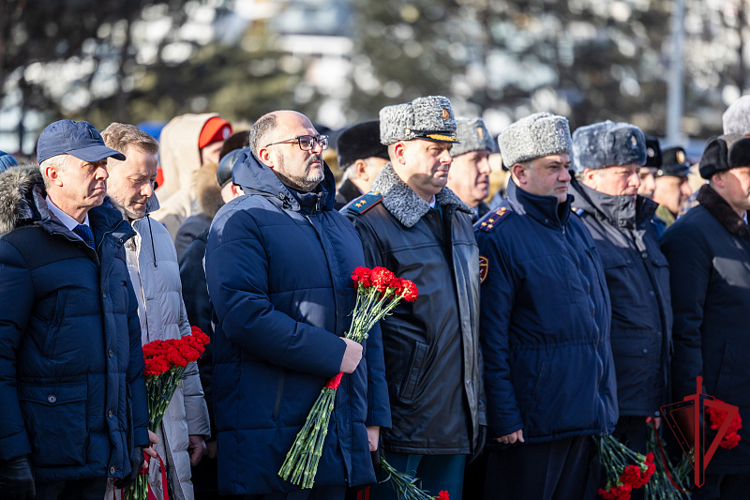 Врио начальника Управления Росгвардии по Приморскому краю возложил цветы к Вечному огню во Владивостоке