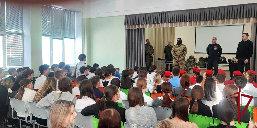 В Уссурийске прошел патриотический урок для подростков с участием бойцов ОМОН