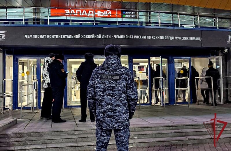 Во Владивостоке сотрудники Росгвардии обеспечили безопасность граждан на матчах чемпионата России по хоккею