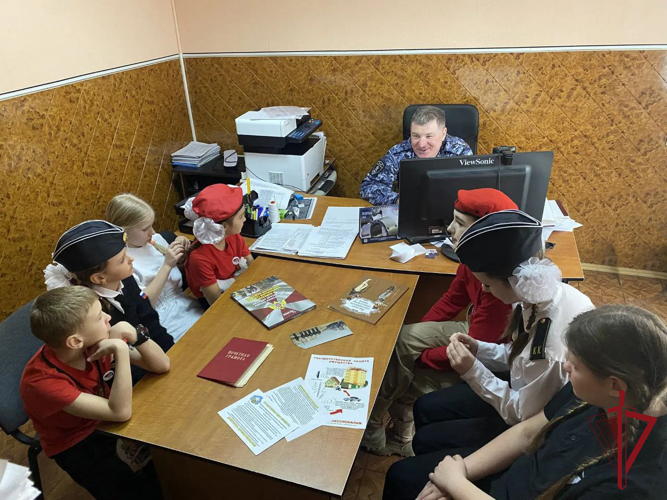 Юные корреспонденты побывали в гостях у сотрудников вневедомственной охраны Росгвардии в Приморье