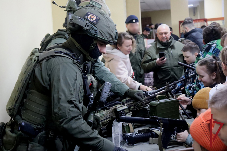 СОБР «Леопард» распахнул свои двери для школьников Владивостока  