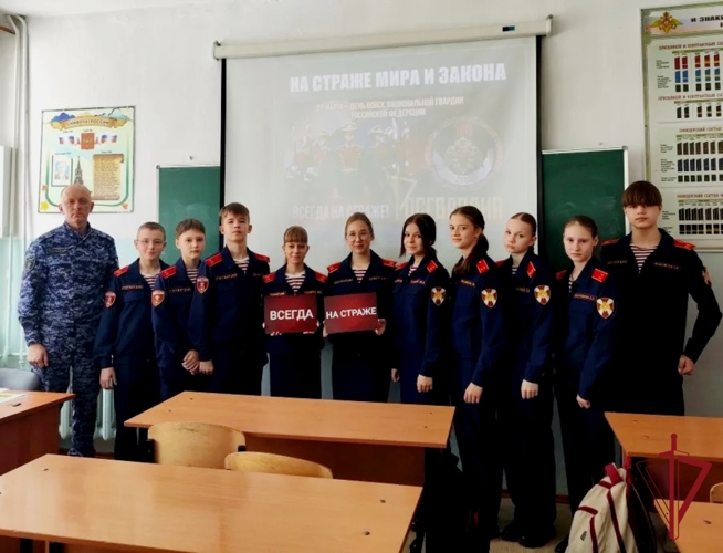 В Уссурийске росгвардейцы к 10-летию войск национальной гвардии провели урок мужества для кадетов  