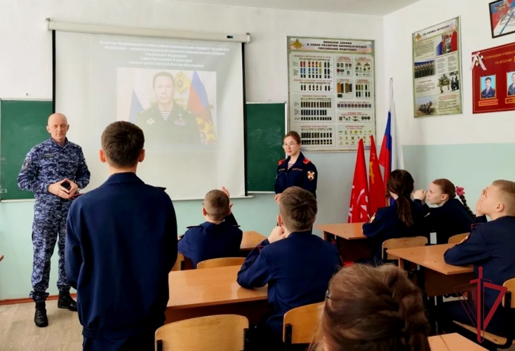 В Уссурийске росгвардейцы к 10-летию войск национальной гвардии провели урок мужества для кадетов  