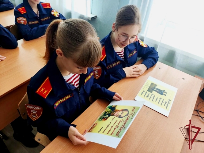 В Уссурийске росгвардейцы к 10-летию войск национальной гвардии провели урок мужества для кадетов  