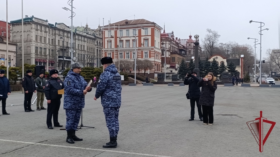 Во Владивостоке сотрудники Росгвардии приняли участие в общегородском разводе