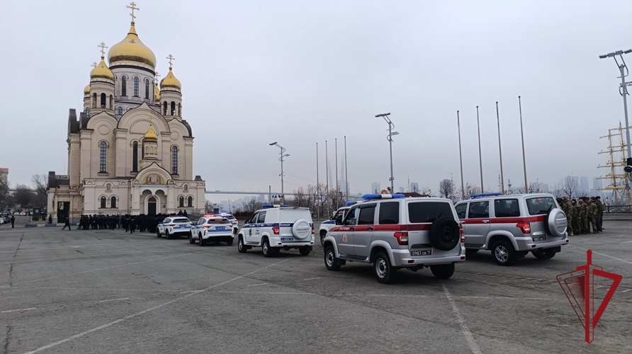 Во Владивостоке сотрудники Росгвардии приняли участие в общегородском разводе
