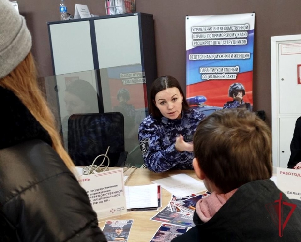 Росгвардейцы во Владивостоке рассказали участникам СВО о службе во вневедомственной охране  