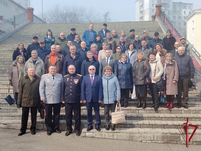 Во Владивостоке ветеранов войск правопорядка поздравили с Днем Росгвардии  