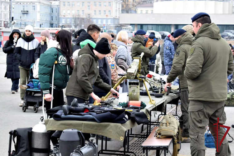 Впервые в Приморье Росгвардия провела масштабную открытую встречу с гражданами в честь своего 10-летия