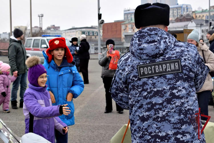 Впервые в Приморье Росгвардия провела масштабную открытую встречу с гражданами в честь своего 10-летия