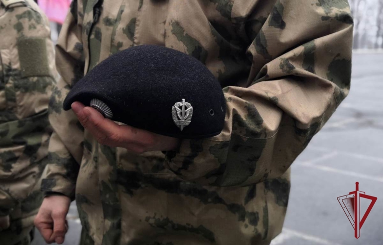 Во Владивостоке сотрудники ОМОН высадили Аллею памяти