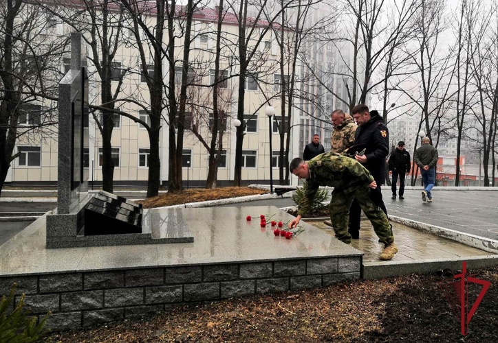 Во Владивостоке сотрудники ОМОН высадили Аллею памяти