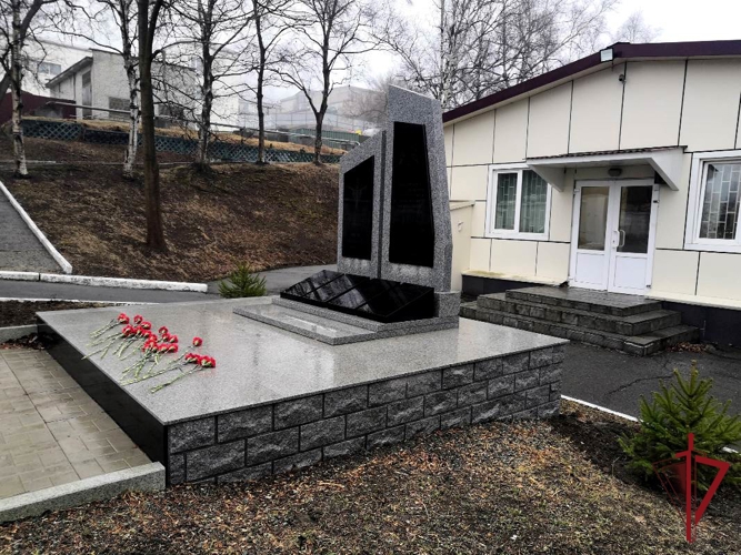 Во Владивостоке сотрудники ОМОН высадили Аллею памяти