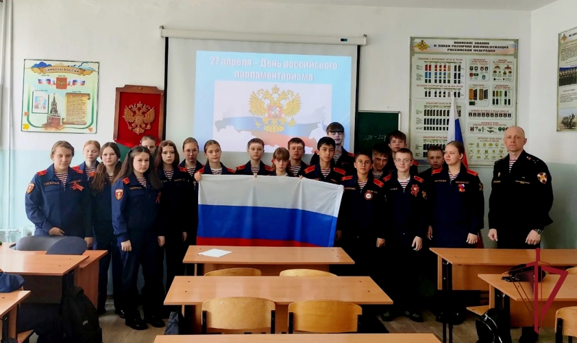 В Уссурийске сотрудники Росгвардии провели урок правовой грамотности для кадетов