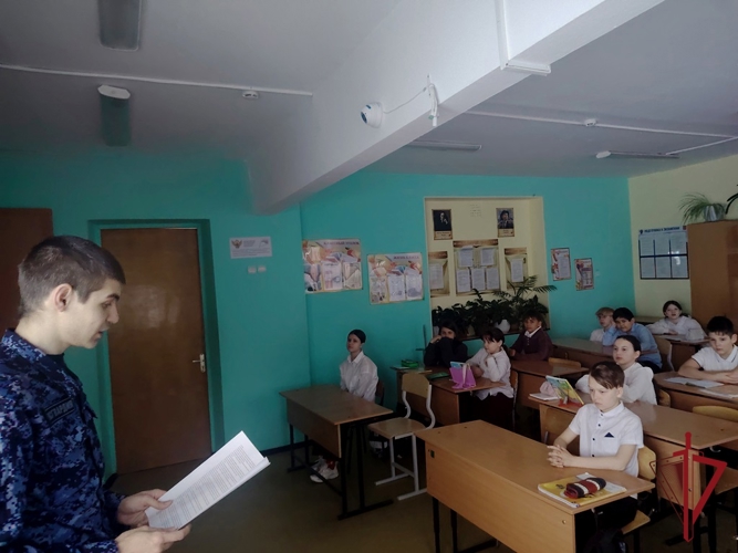 Во Владивостоке росгвардейцы рассказали школьникам о Дне коренных малочисленных народов Российской Федерации