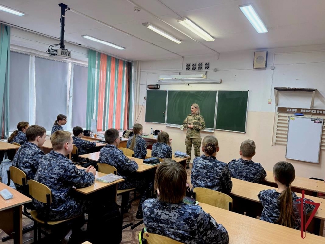 Во Владивостоке в День медицинской службы Росгвардии врач ОМОН «Восток» провела урок для кадетов  