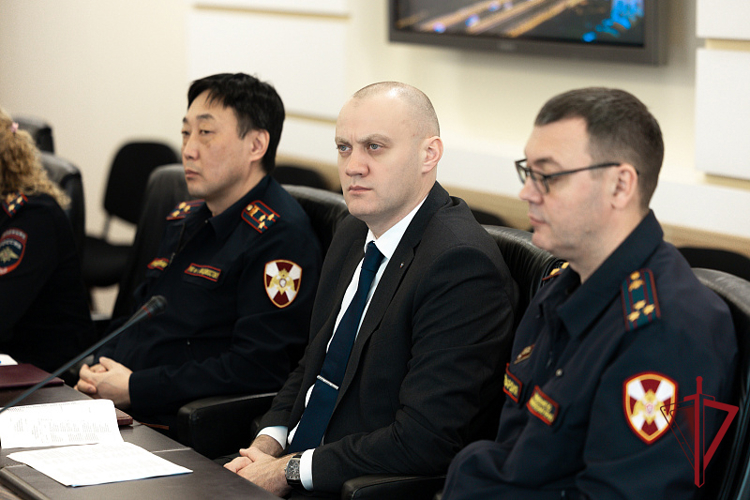 Росгвардейцы во Владивостоке приняли участие в обсуждении вопросов безопасности в период майских праздников