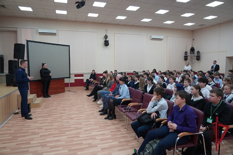 В Уссурийске школьникам рассказали о недопустимости совершения преступлений против интересов Родины