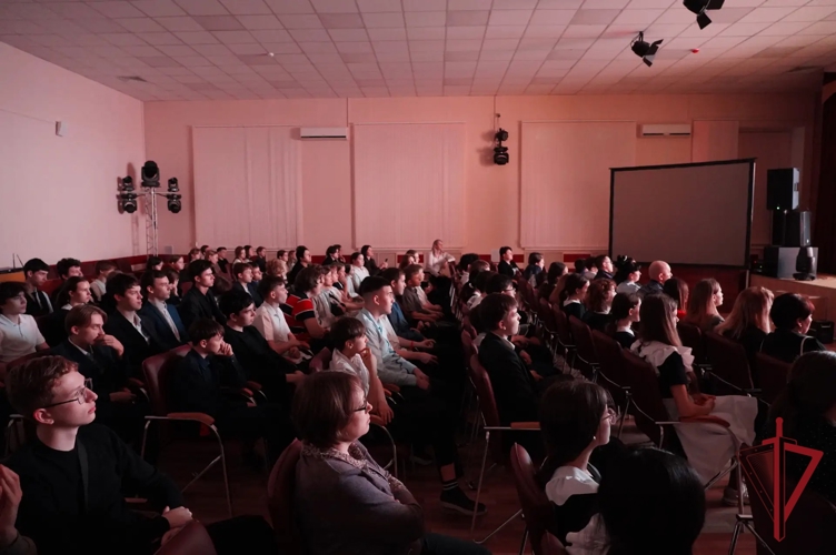 В Уссурийске школьникам рассказали о недопустимости совершения преступлений против интересов Родины