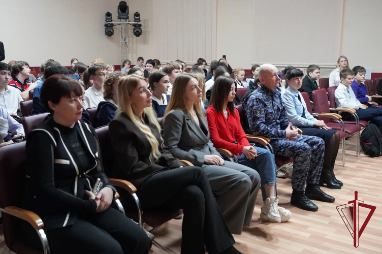 В Уссурийске школьникам рассказали о недопустимости совершения преступлений против интересов Родины