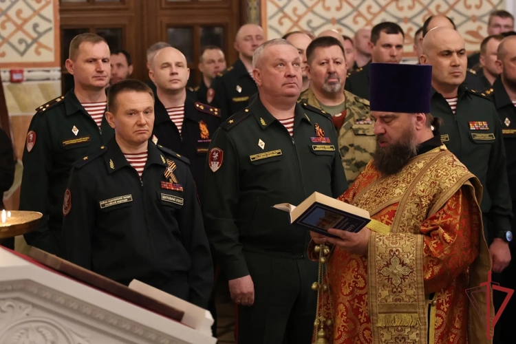 Благодарственный молебен с крестным ходом состоялся в Главном храме Росгвардии в преддверии Дня Победы