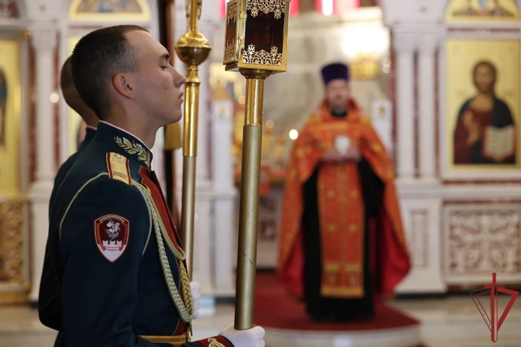 Благодарственный молебен с крестным ходом состоялся в Главном храме Росгвардии в преддверии Дня Победы