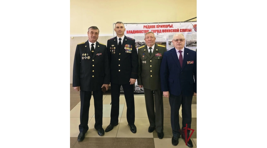 Начальник Управления Росгвардии по Приморскому краю поздравил с юбилеем заслуженного ветерана войск правопорядка