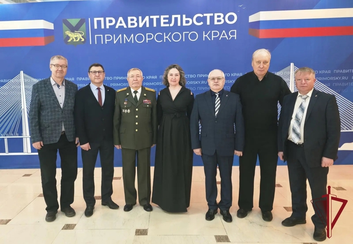 Начальник Управления Росгвардии по Приморскому краю поздравил с юбилеем заслуженного ветерана войск правопорядка