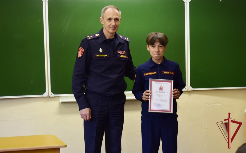 В Приморье росгвардейцы поздравили кадетов с окончанием учебного года