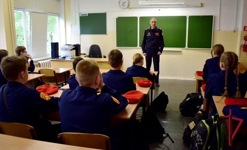 В Приморье росгвардейцы поздравили кадетов с окончанием учебного года