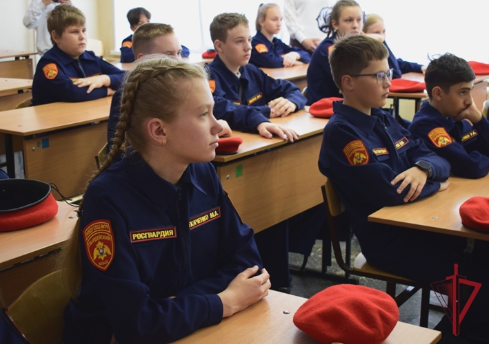 В Приморье росгвардейцы поздравили кадетов с окончанием учебного года