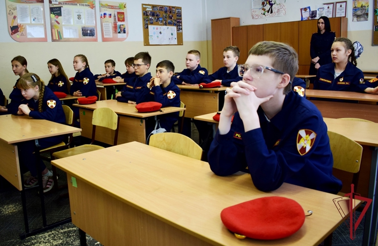 В Приморье росгвардейцы поздравили кадетов с окончанием учебного года