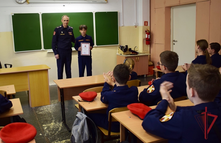 В Приморье росгвардейцы поздравили кадетов с окончанием учебного года