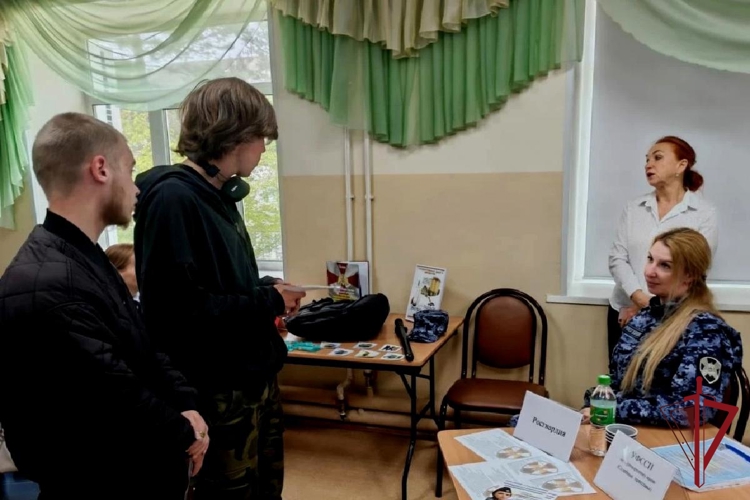 В Приморском крае сотрудники вневедомственной охраны на ярмарке вакансий рассказали выпускникам колледжа о службе