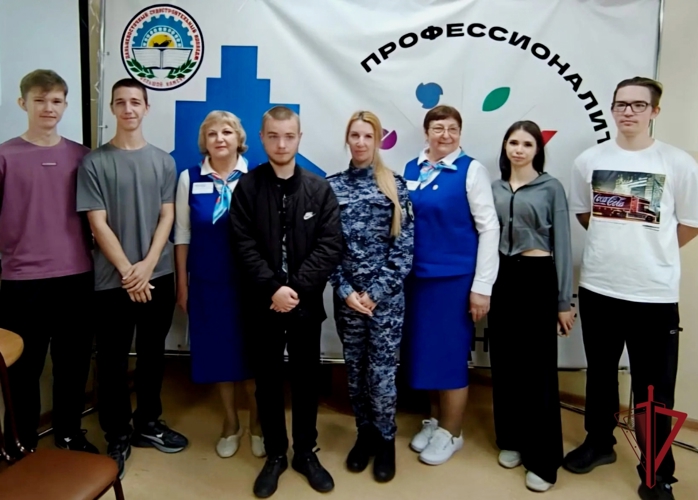 В Приморском крае сотрудники вневедомственной охраны на ярмарке вакансий рассказали выпускникам колледжа о службе