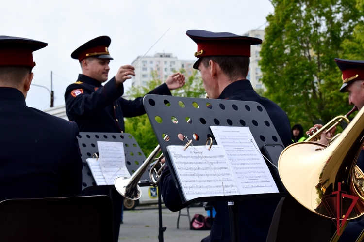 Росгвардейцы во Владивостоке обеспечили безопасность выпускников на фестивале «Последний звонок - 2026»