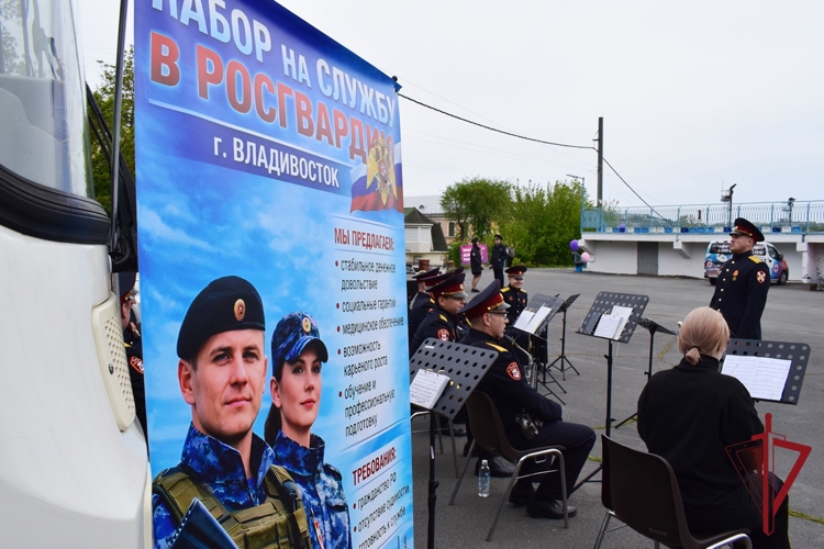 Росгвардейцы во Владивостоке обеспечили безопасность выпускников на фестивале «Последний звонок - 2026»