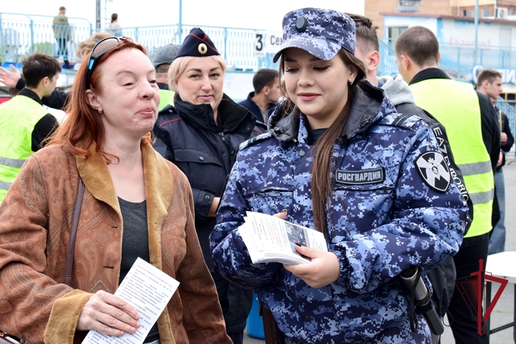 Росгвардейцы во Владивостоке обеспечили безопасность выпускников на фестивале «Последний звонок - 2026»