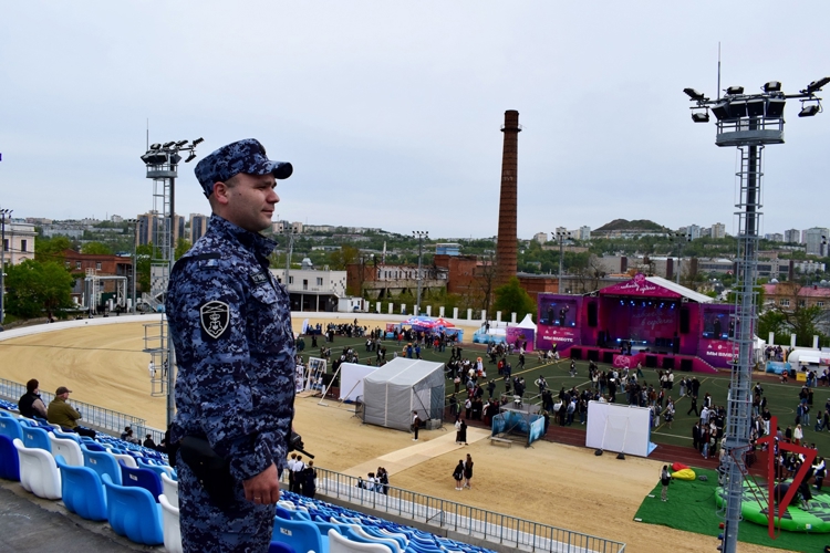 Росгвардейцы во Владивостоке обеспечили безопасность выпускников на фестивале «Последний звонок - 2026»