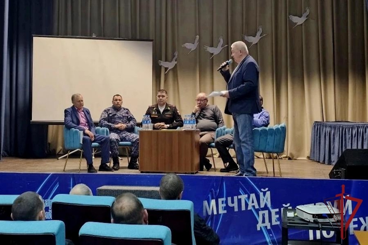 Во Владивостоке сотрудники вневедомственной охраны встретились с родителями выпускников колледжа