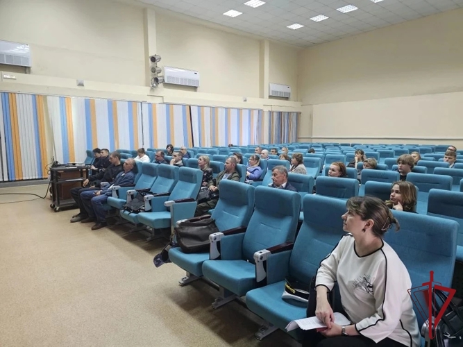 Во Владивостоке сотрудники вневедомственной охраны встретились с родителями выпускников колледжа