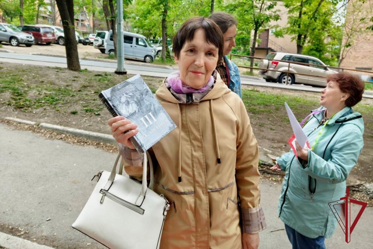 Росгвардейцы во Владивостоке присоединились к акции «Бегущая книга»