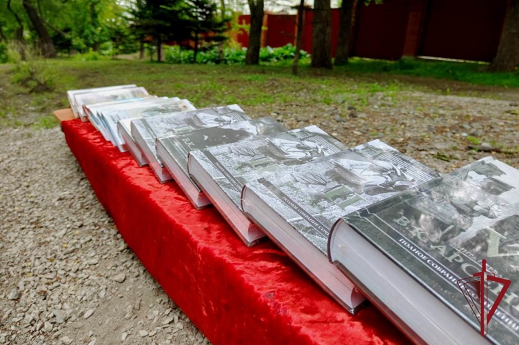 Росгвардейцы во Владивостоке присоединились к акции «Бегущая книга»