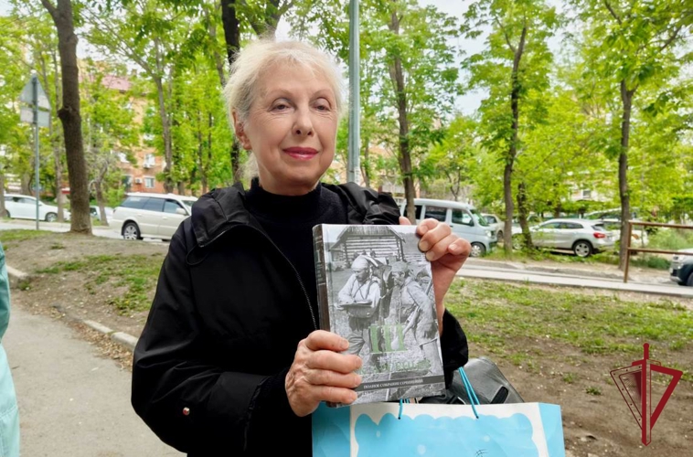 Росгвардейцы во Владивостоке присоединились к акции «Бегущая книга»