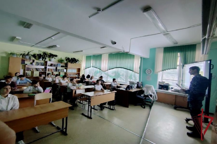 Во Владивостоке росгвардейцы рассказали школьникам о Дне коренных малочисленных народов Российской Федерации