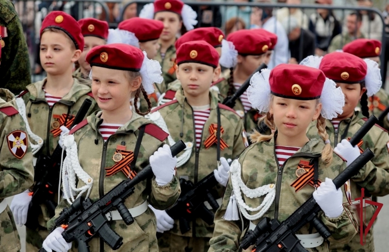 Первоклассники представили войска национальной гвардии на параде «Правнуки Победы» во Владивостоке
